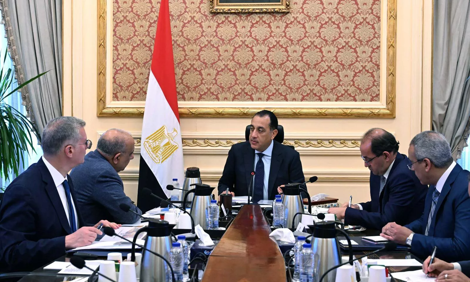 رئيس الوزراء يتابع الجهود الحكومية لتوفير المنتجات البترولية