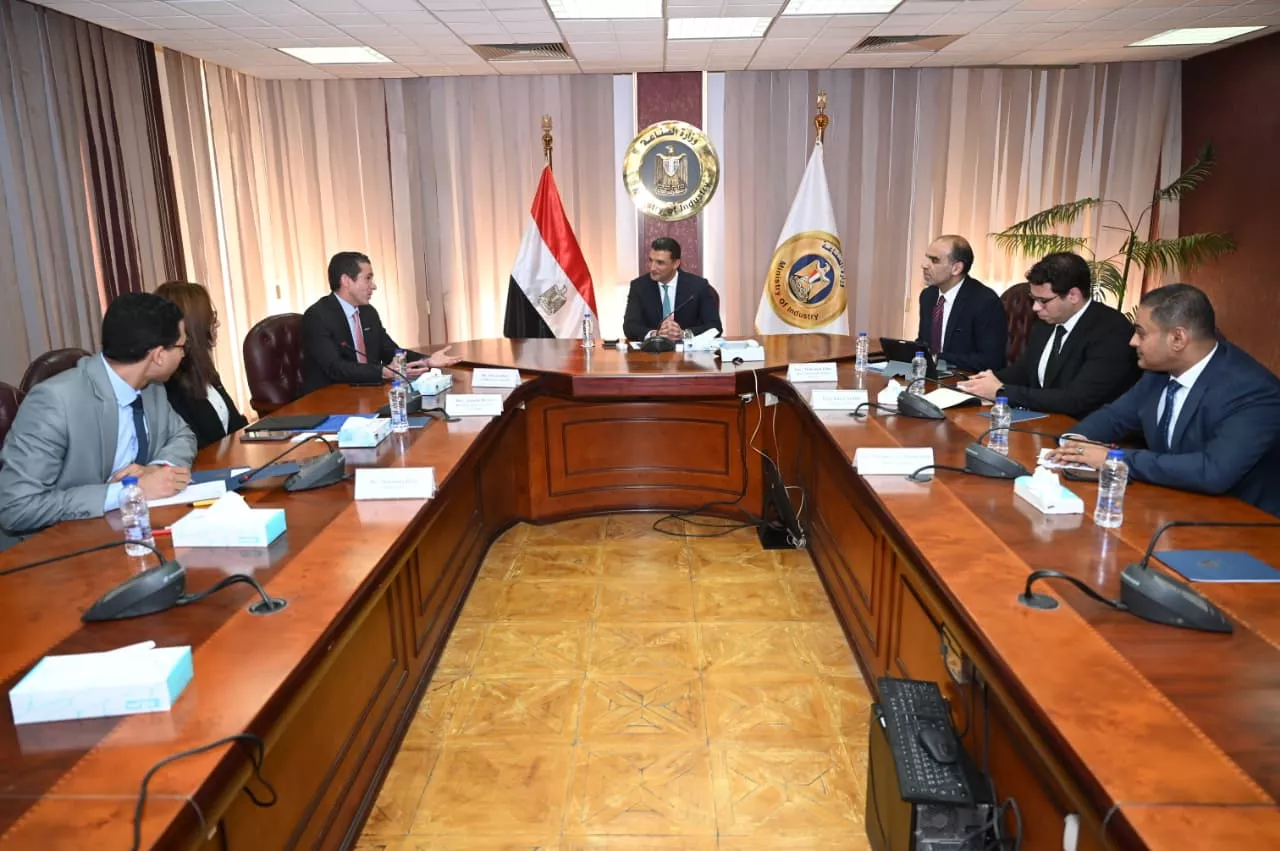 وزير الصناعة يجتمع مع وفد شركة سيمكس العالمية