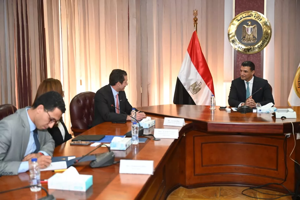 وزير الصناعة يجتمع مع وفد شركة سيمكس العالمية