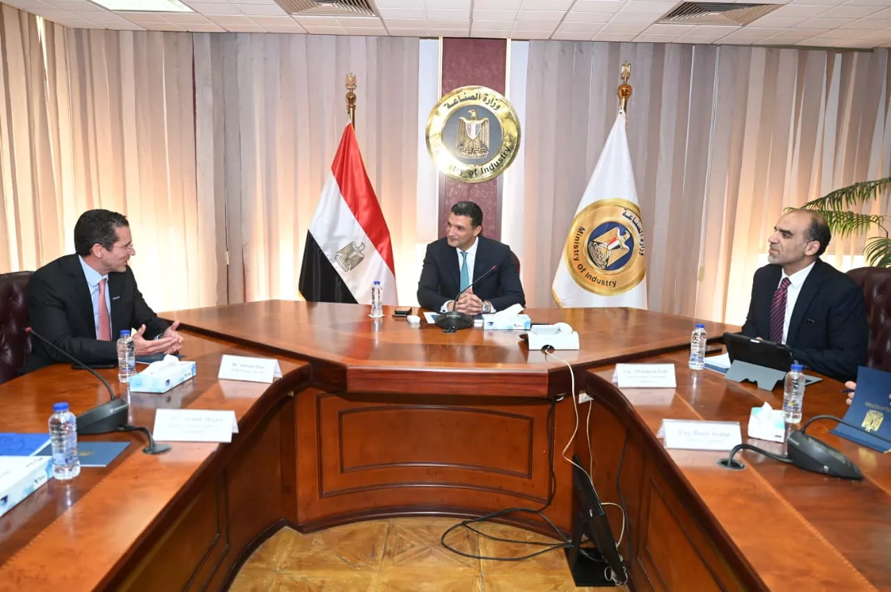 وزير الصناعة يجتمع مع وفد شركة سيمكس العالمية