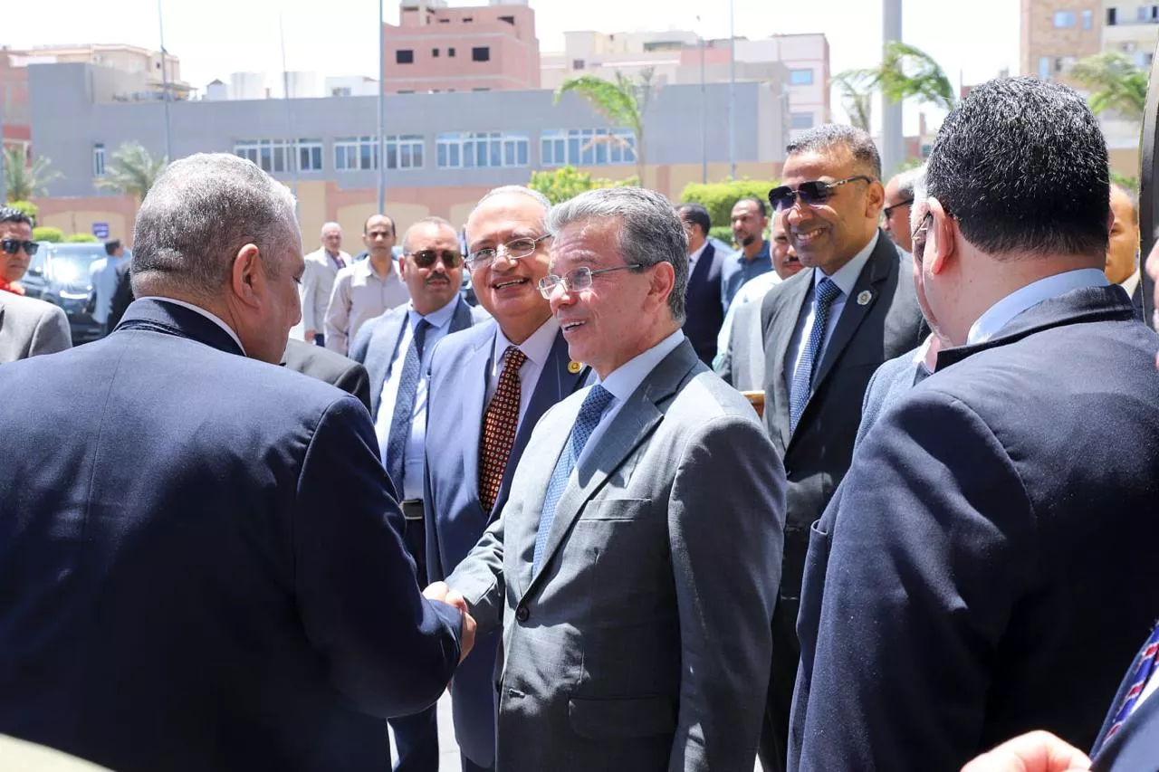 رئيس مصلحة الجمارك في جولة ميدانية بميناء سفاجا