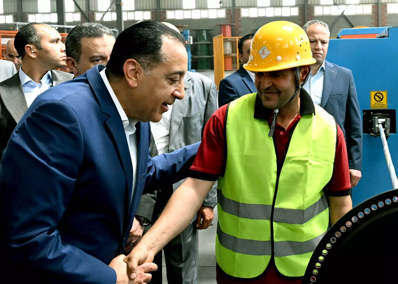 رئيس الوزراء يتفقد مصنع شركة الوادي للكابلات