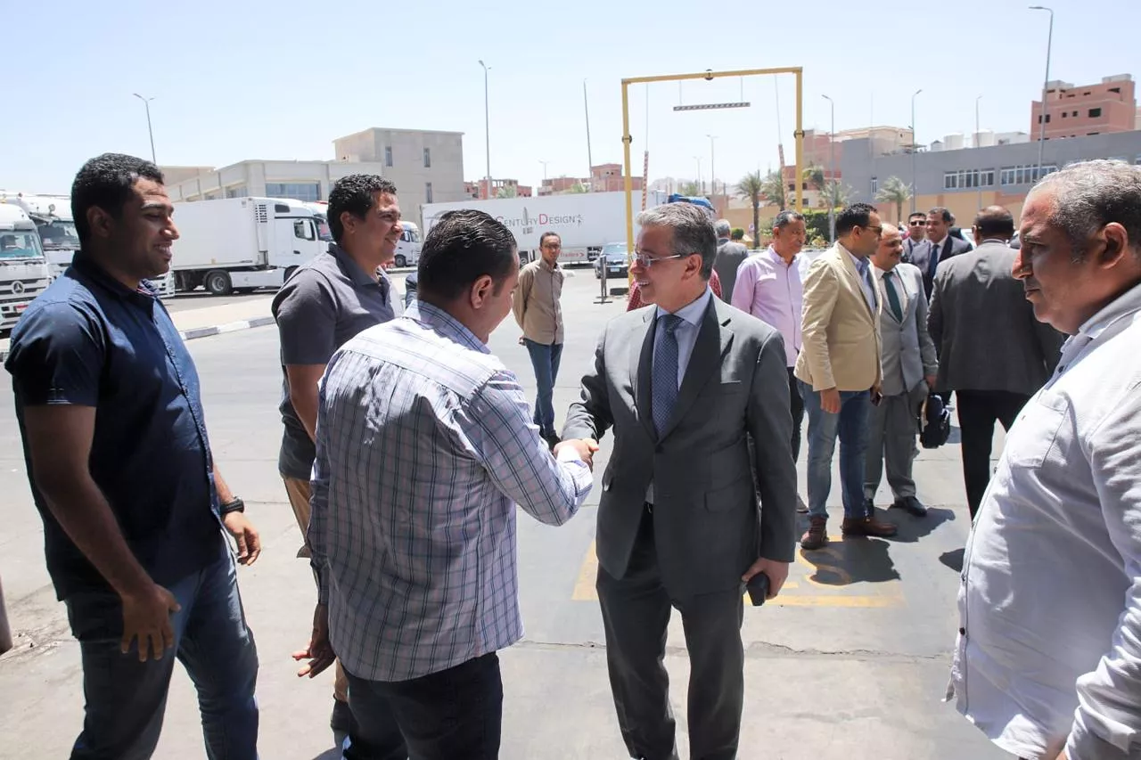 رئيس مصلحة الجمارك في جولة ميدانية بميناء سفاجا