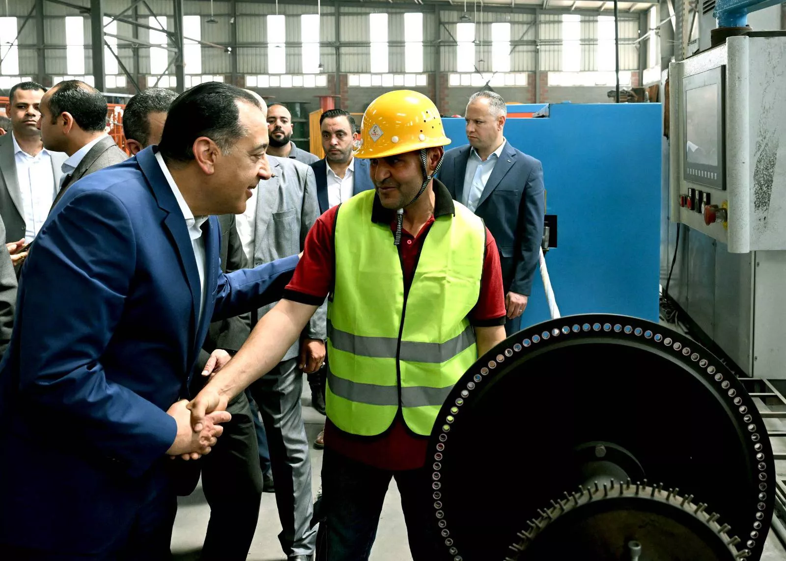 رئيس الوزراء يتفقد مصنع شركة الوادي للكابلات