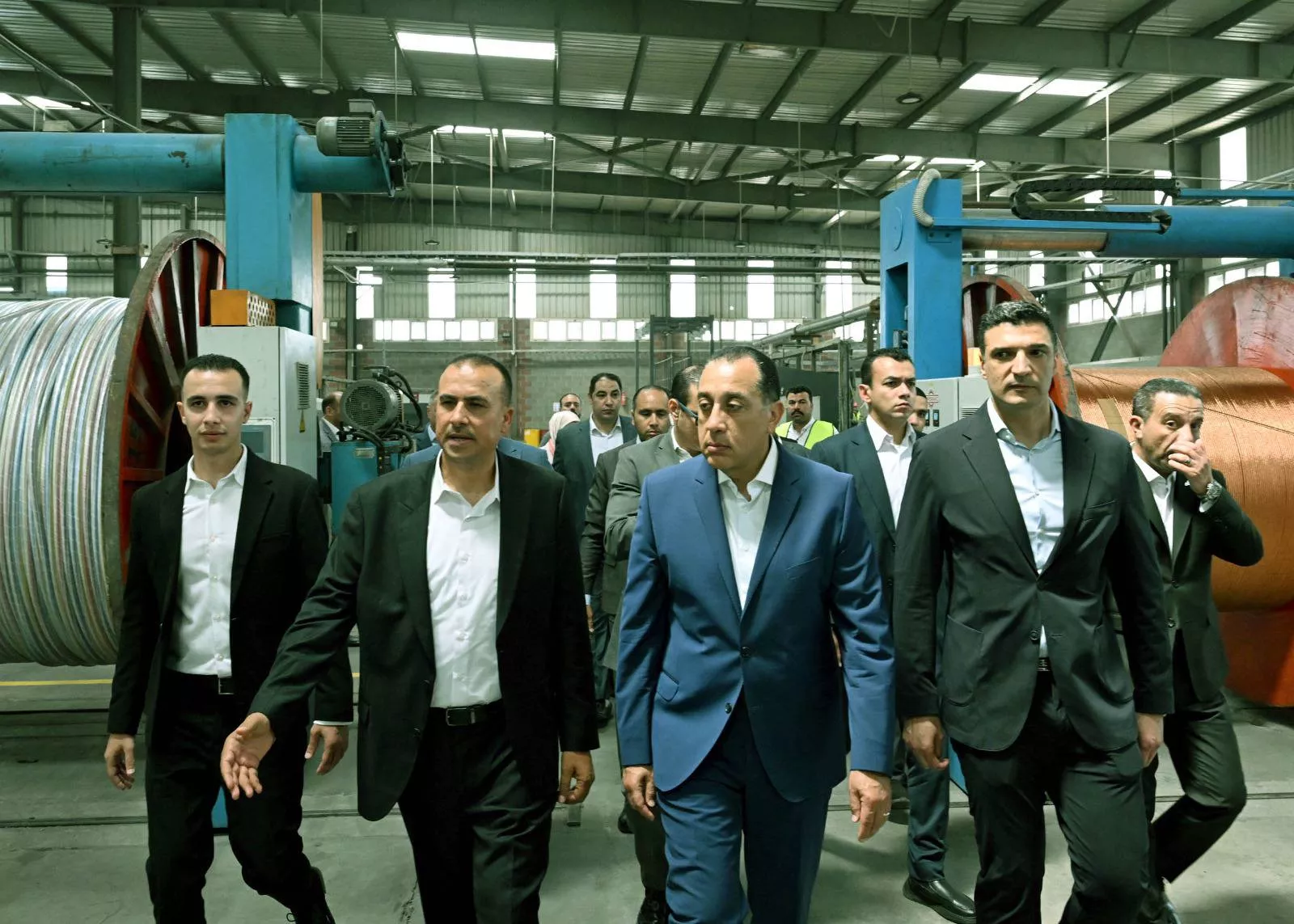 رئيس الوزراء يتفقد مصنع شركة الوادي للكابلات