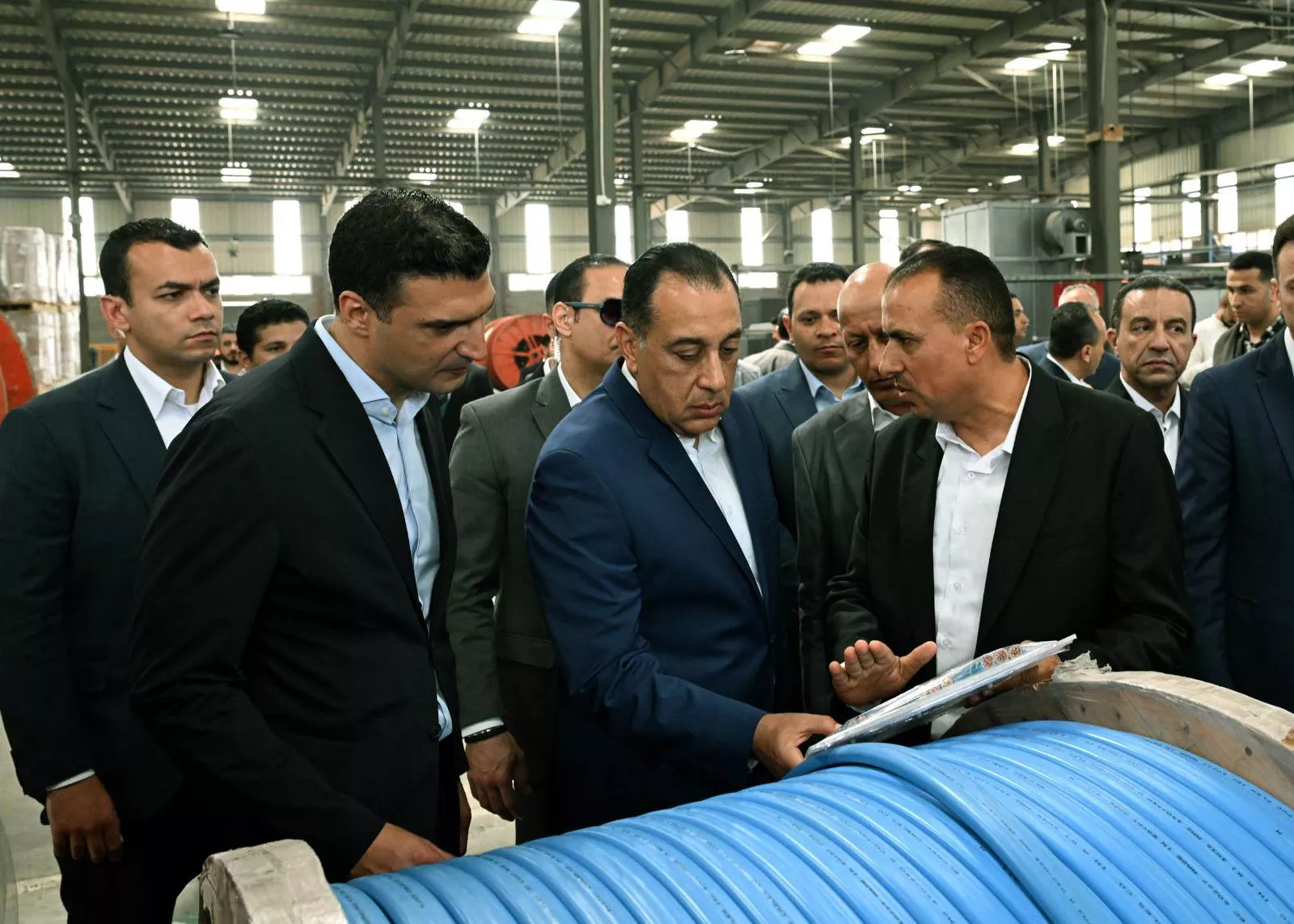 رئيس الوزراء يتفقد مصنع شركة الوادي للكابلات