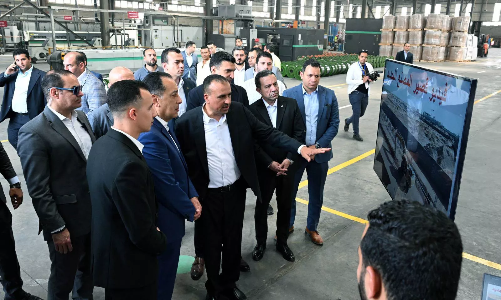 رئيس الوزراء يتفقد مصنع شركة الوادي للكابلات