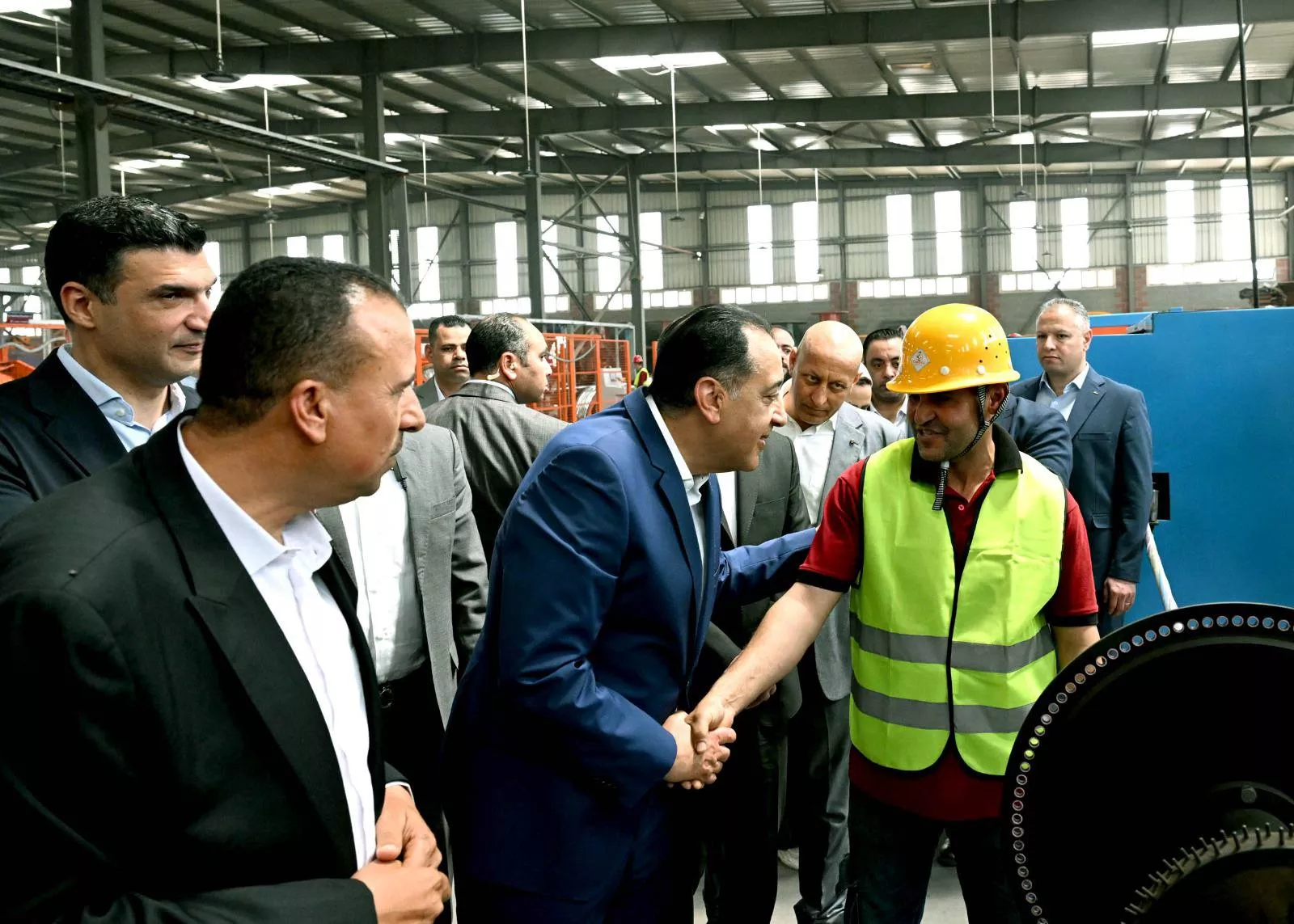 رئيس الوزراء يتفقد مصنع شركة الوادي للكابلات