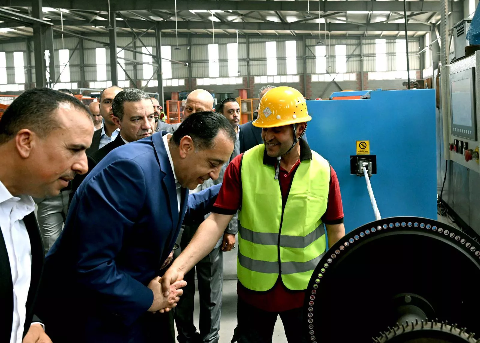 رئيس الوزراء يتفقد مصنع شركة الوادي للكابلات
