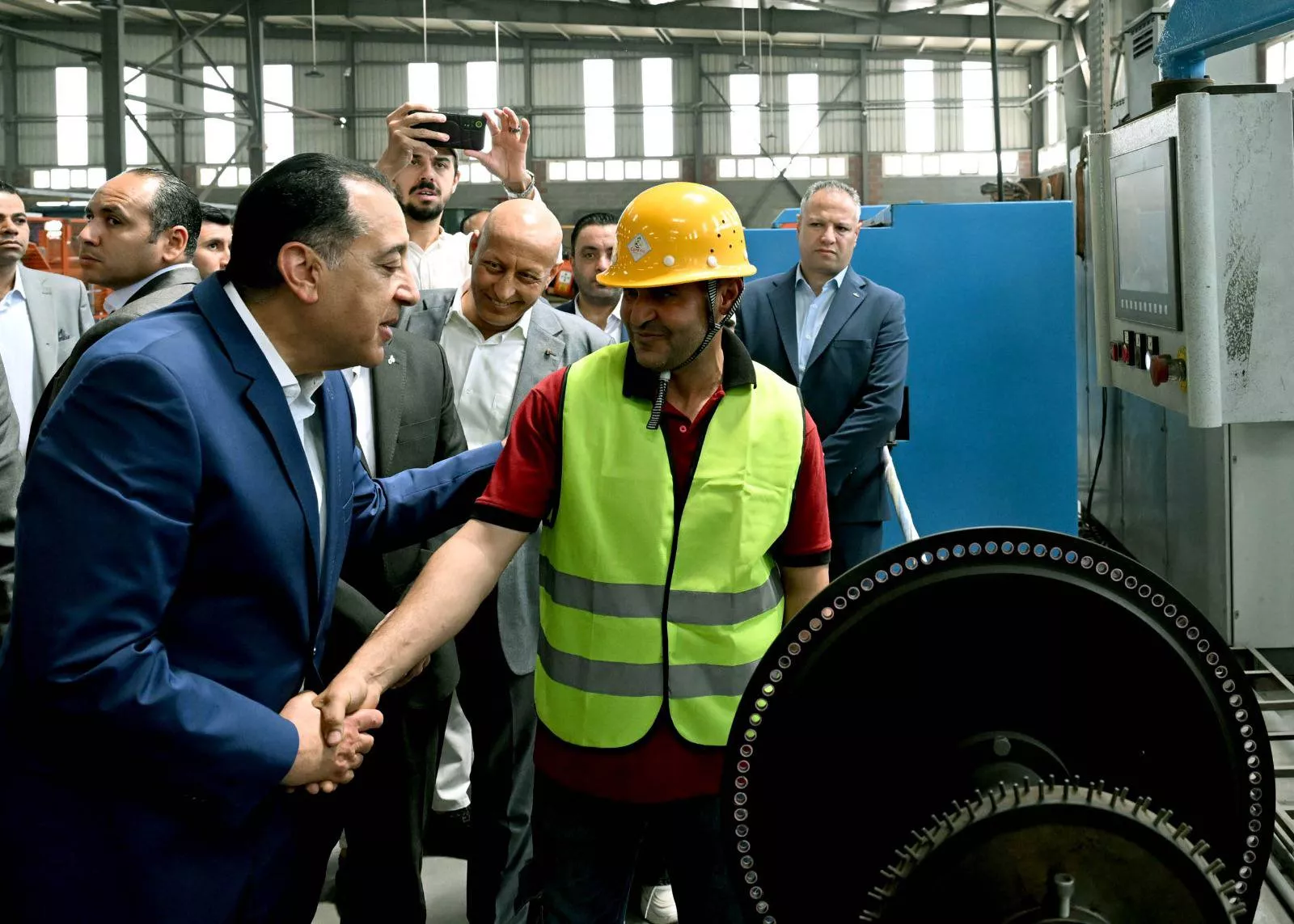رئيس الوزراء يتفقد مصنع شركة الوادي للكابلات