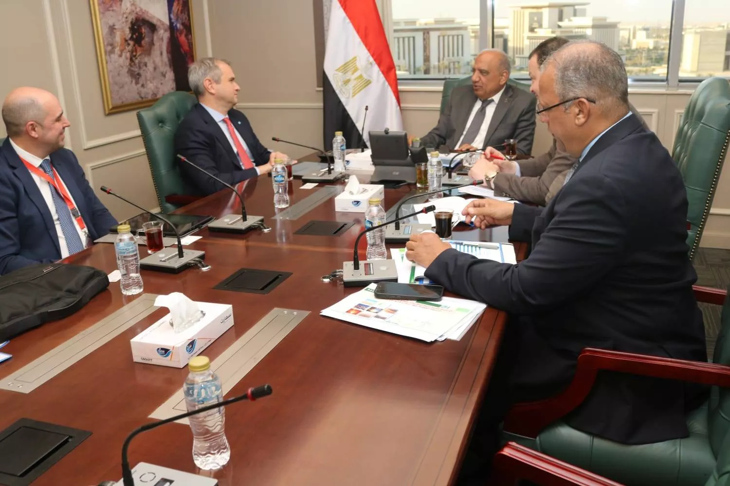 وزير الكهرباء يجتمع مع مسئولي شركة الكازار الإماراتية