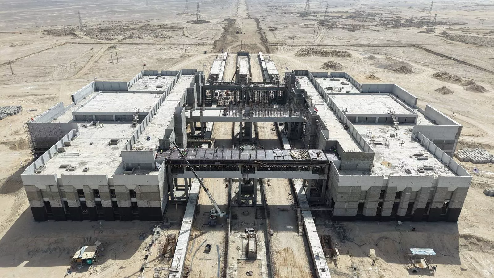 وزير النقل يتفقد الخط الثاني من شبكة القطار الكهربائي السريع