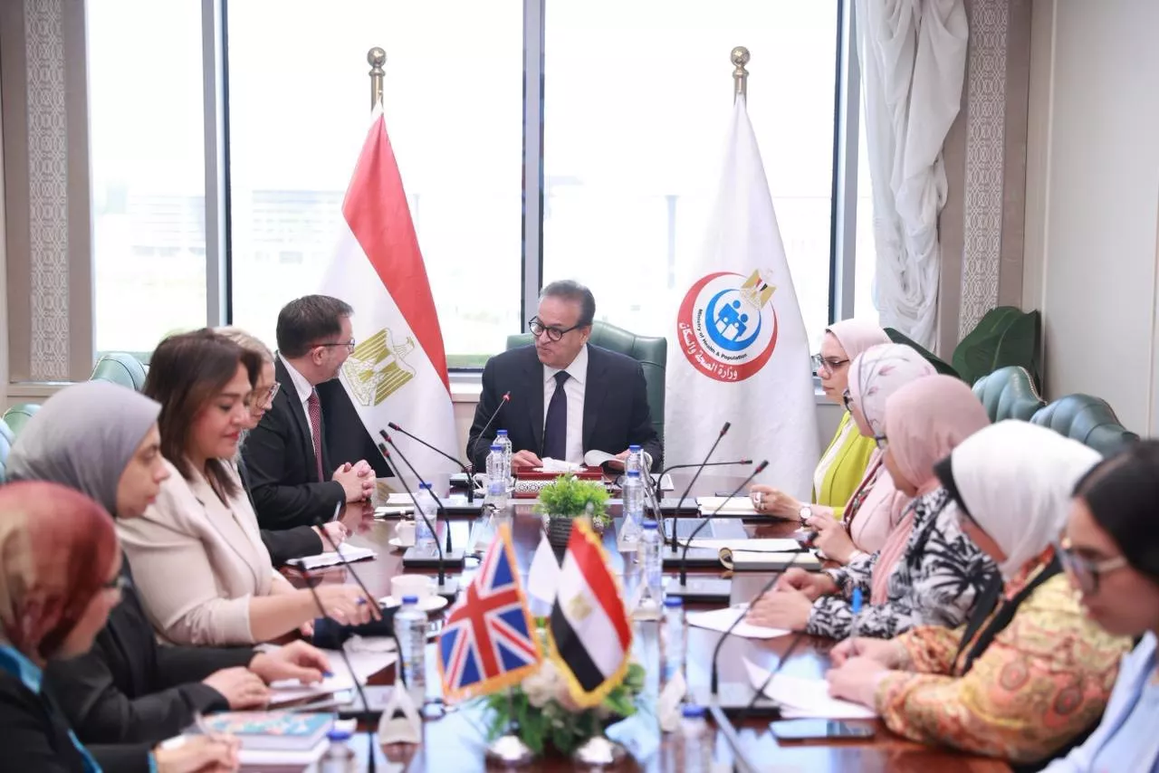 وزير الصحة والسكان يجتمع مع سفير بريطانيا 