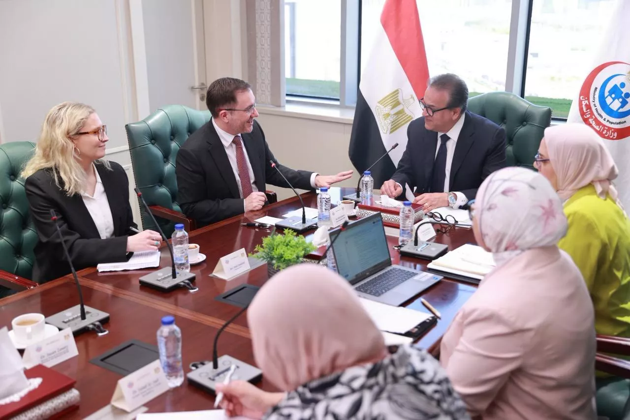 وزير الصحة والسكان يجتمع مع سفير بريطانيا 