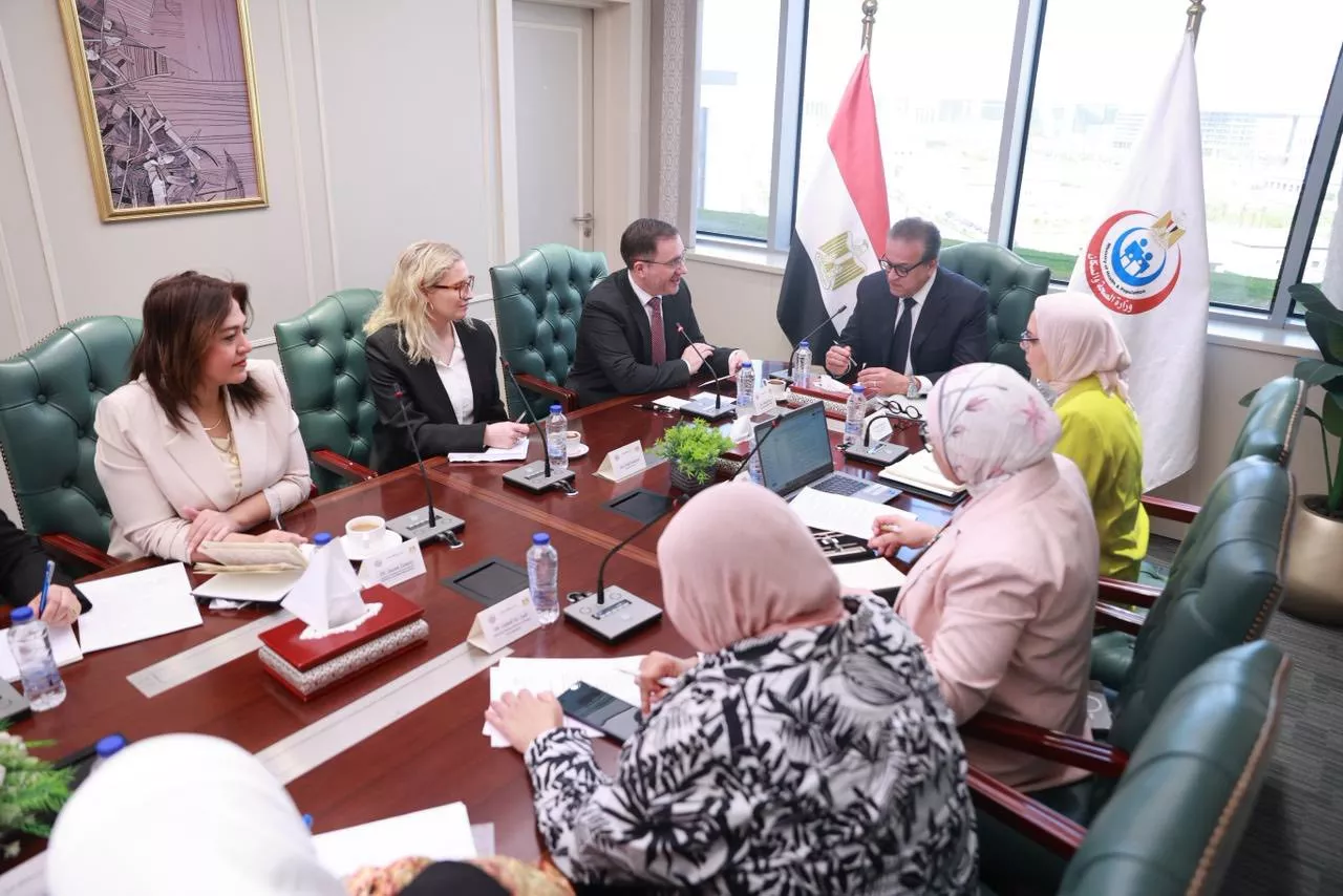 وزير الصحة والسكان يجتمع مع سفير بريطانيا 