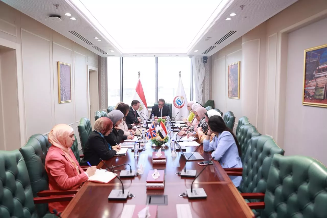 وزير الصحة والسكان يجتمع مع سفير بريطانيا 