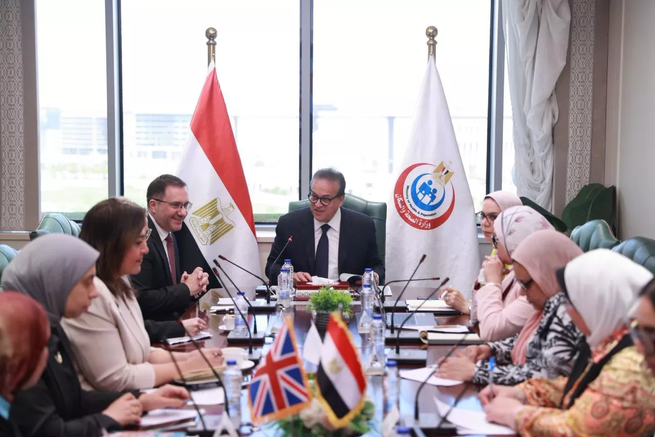 وزير الصحة والسكان يجتمع مع سفير بريطانيا 