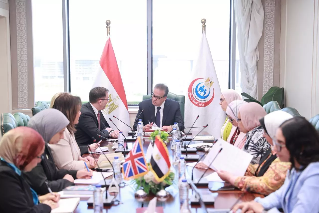 وزير الصحة والسكان يجتمع مع سفير بريطانيا 