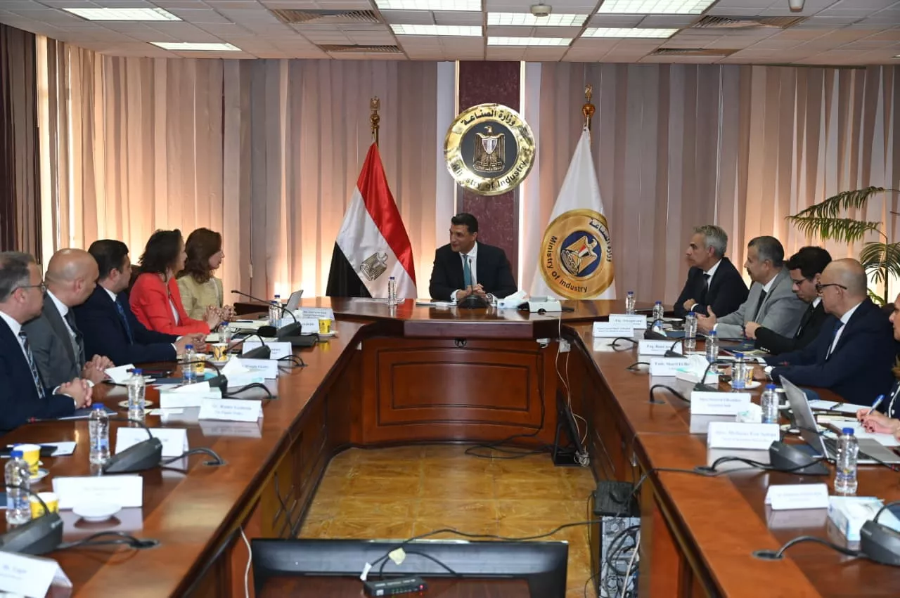 وزير الصناعة يجتمع مع وفد مجموعة شركات غوروك التركية