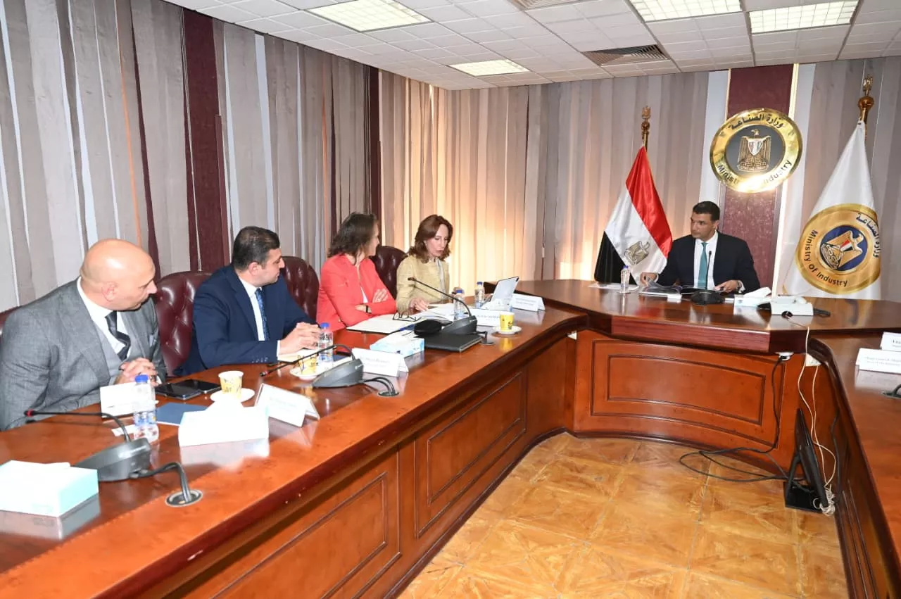 وزير الصناعة يجتمع مع وفد مجموعة شركات غوروك التركية