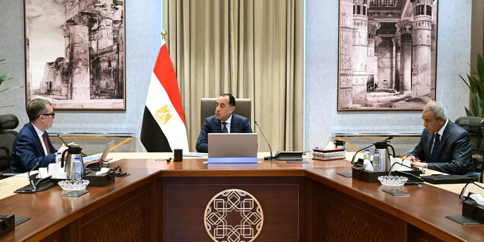  رئيس الوزراء يجتمع مع وزير التخطيط