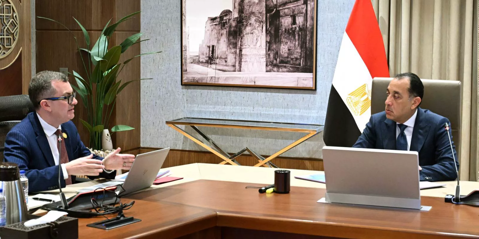  رئيس الوزراء يجتمع مع وزير التخطيط