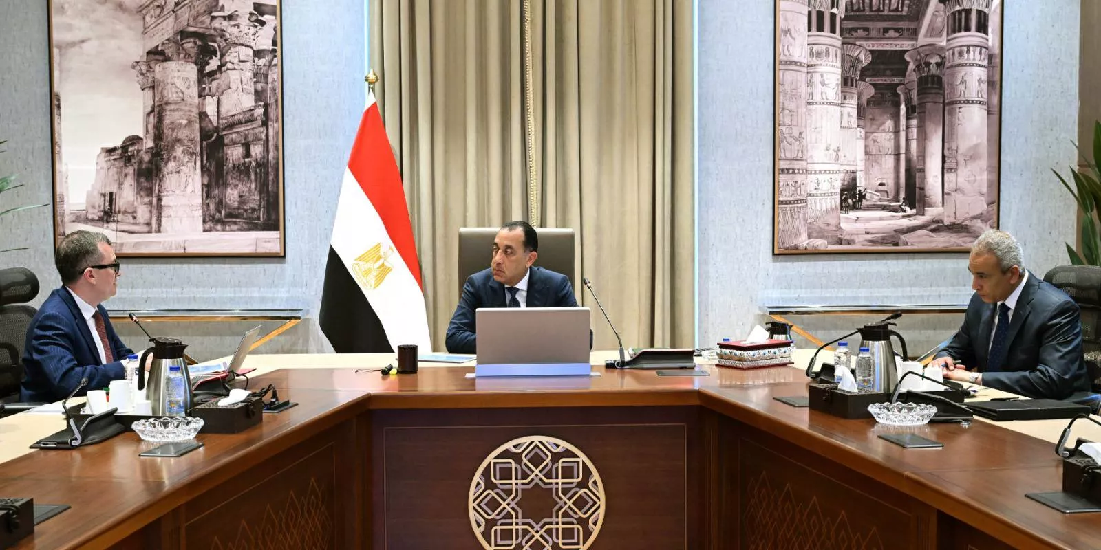  رئيس الوزراء يجتمع مع وزير التخطيط