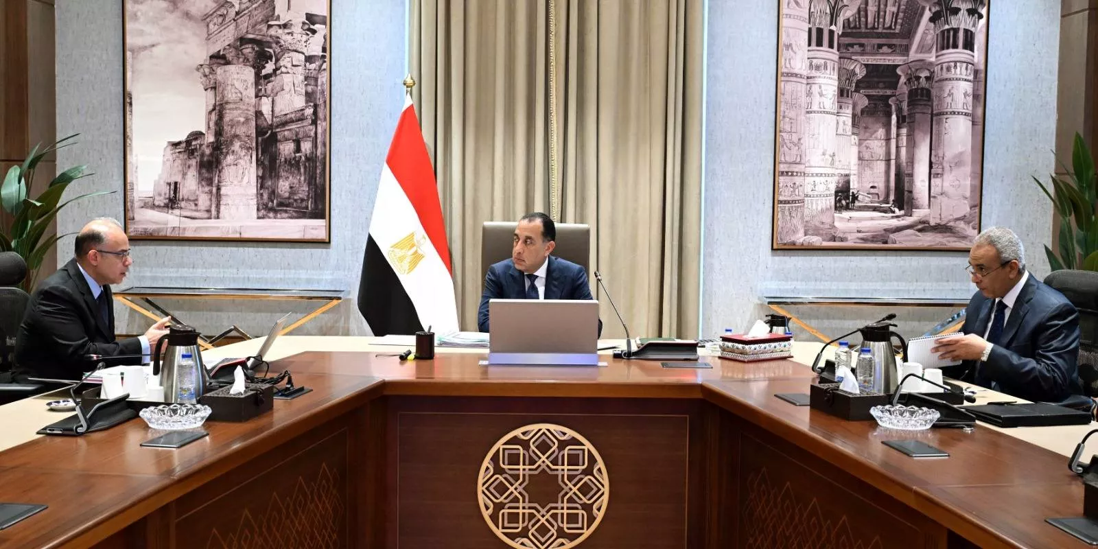رئيس الوزراء يجتمع مع وزير الاستثمار