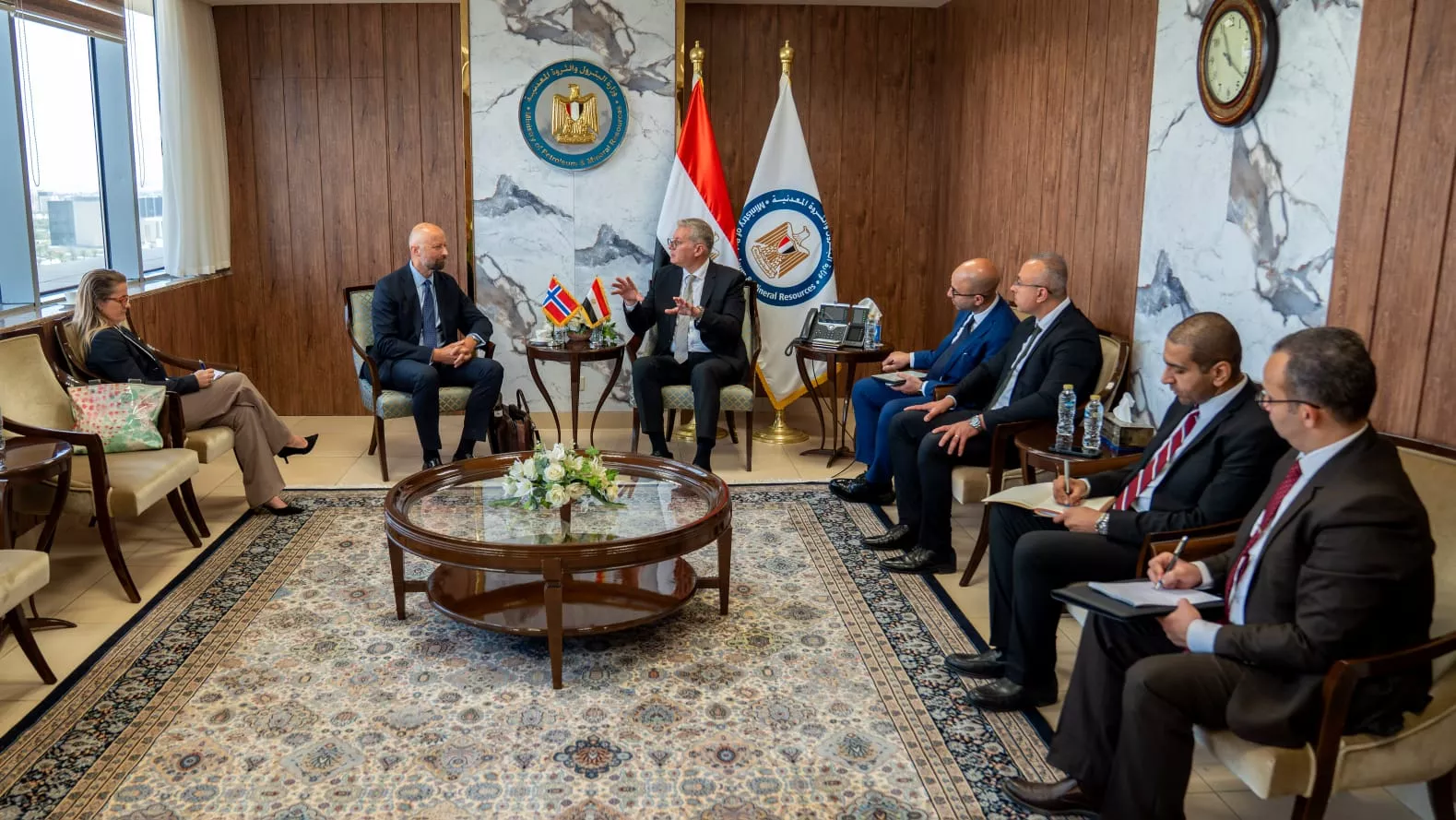 وزير البترول يجتمع مع السفير النرويجي