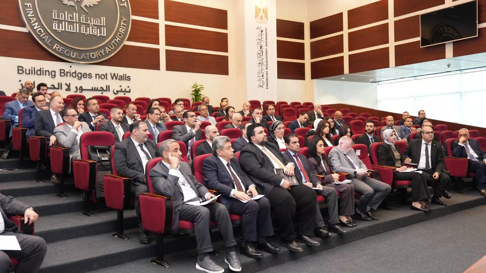 إسلام عزام يجتمع مع شركات التأجير التمويلي والتخصيم