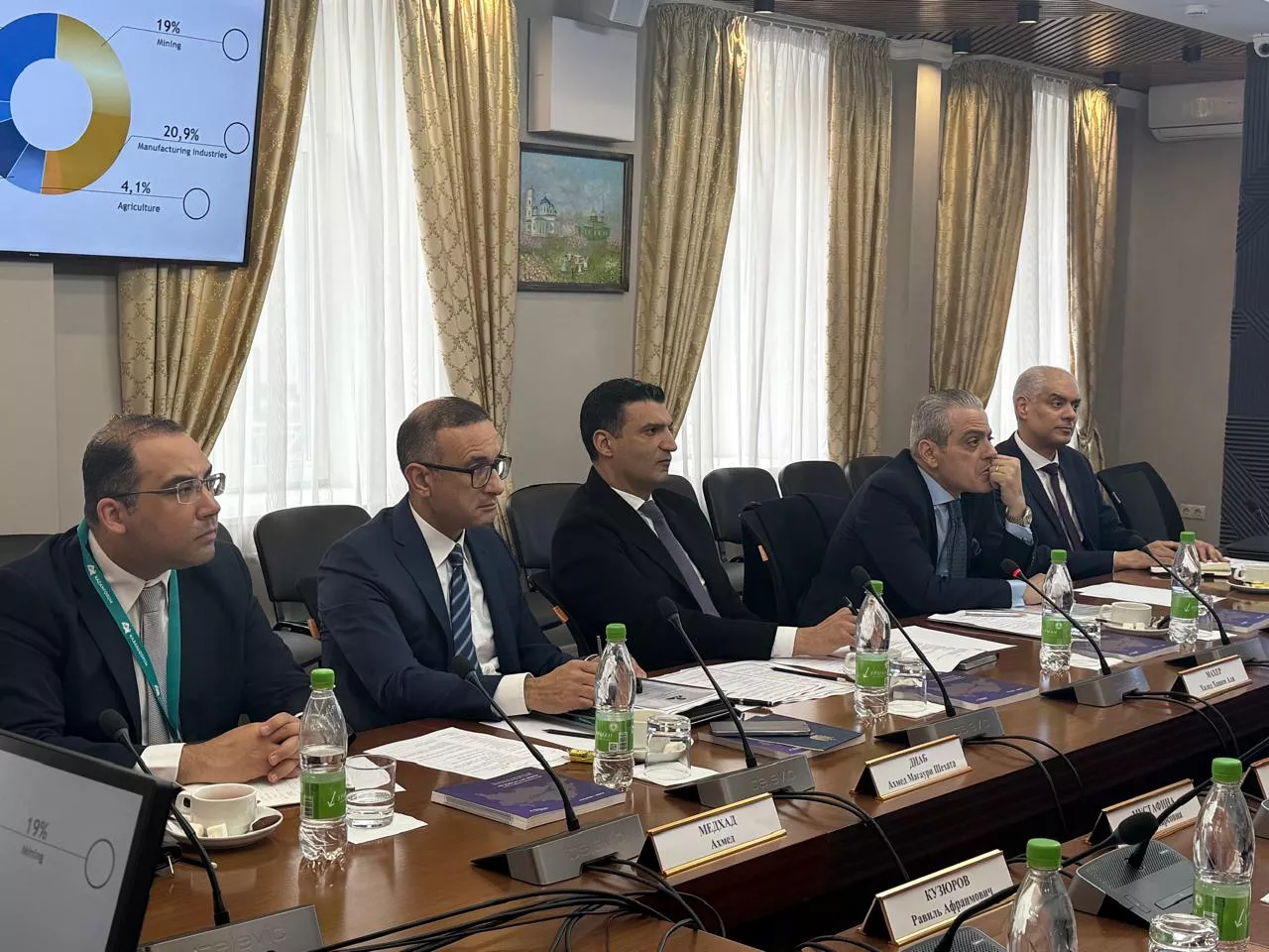 وزير الصناعة يبحث مع نائب وزير الصناعة والتجارة الروسي