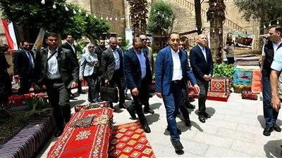 رئيس الوزراء يتفقد معرض الحرف التراثية في شارع المعز