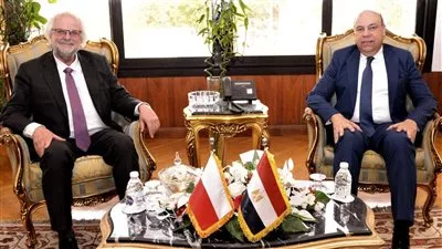 وزير «الطيران» يبحث مع سفير بولندا سبل تعزيز الحركة الجوية والسياحية