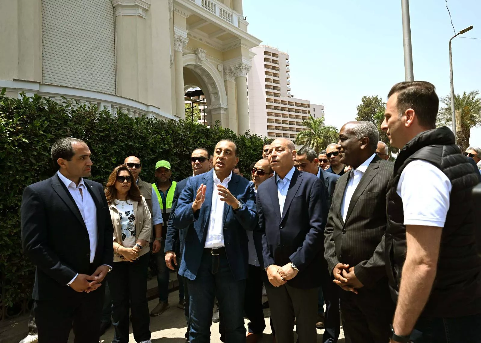 مدبولي يتفقد مشروع رفع كفاءة الواجهات الخارجية لقصر التحرير