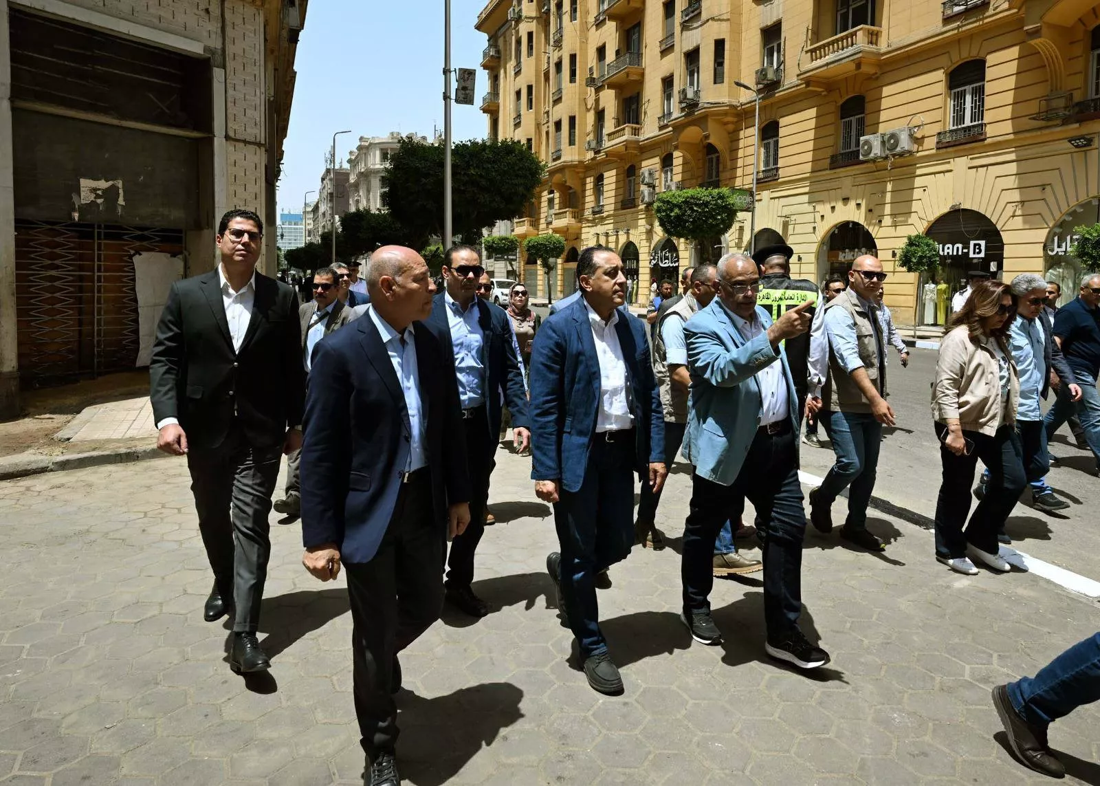 رئيس الوزراء يتفقد مشروع تحسين الصورة البصرية للميادين