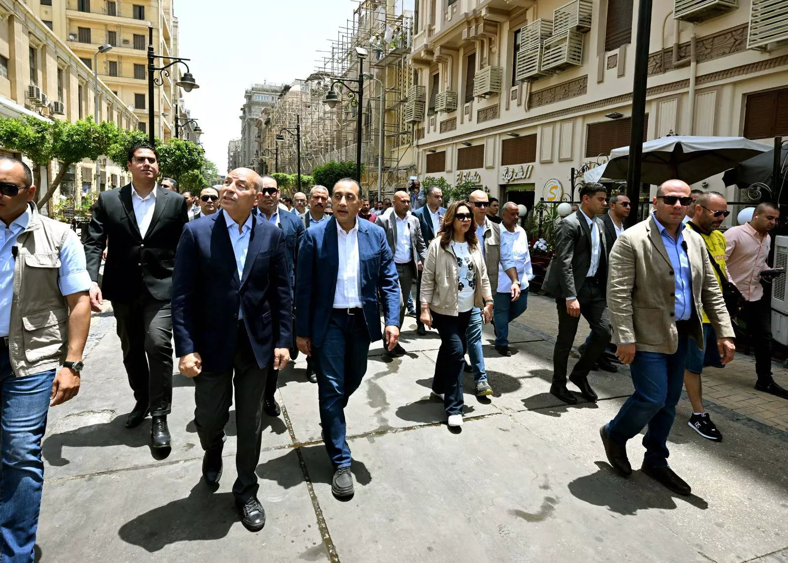 رئيس الوزراء يتفقد مشروع تحسين الصورة البصرية للميادين