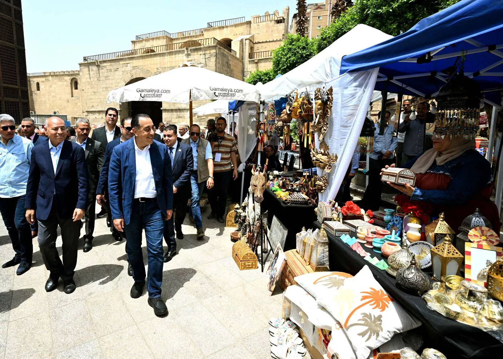 رئيس الوزراء يتفقد معرض الحرف التراثية بشارع المعز