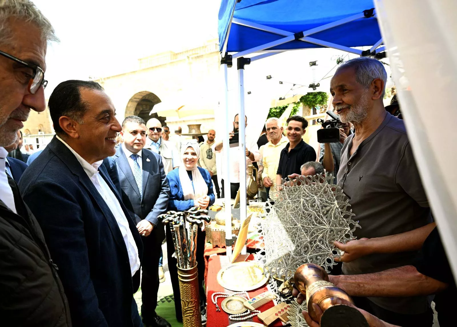 رئيس الوزراء يتفقد معرض الحرف التراثية بشارع المعز