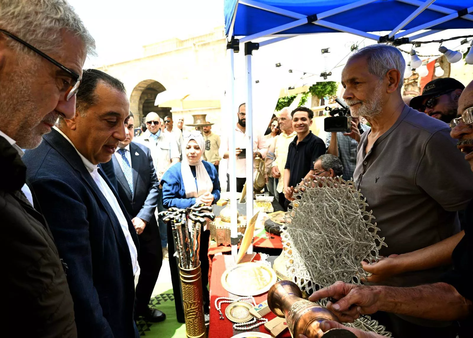رئيس الوزراء يتفقد معرض الحرف التراثية بشارع المعز