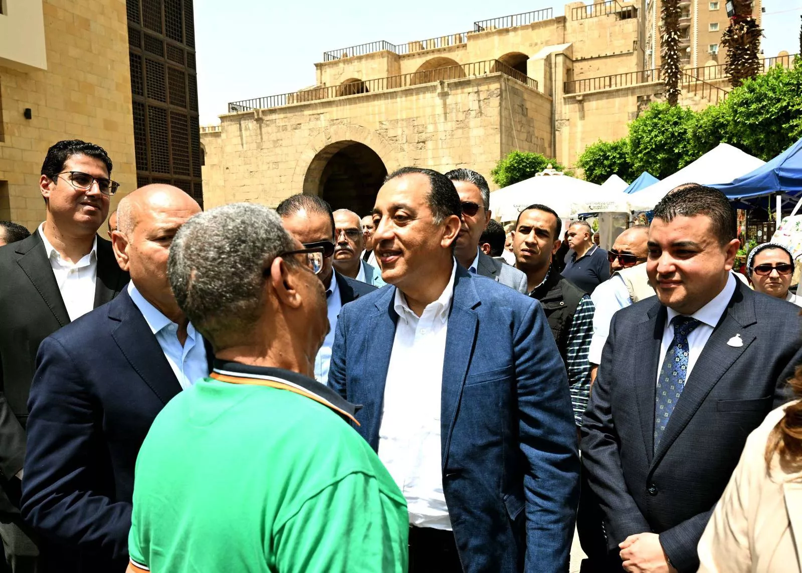 رئيس الوزراء يتفقد معرض الحرف التراثية بشارع المعز