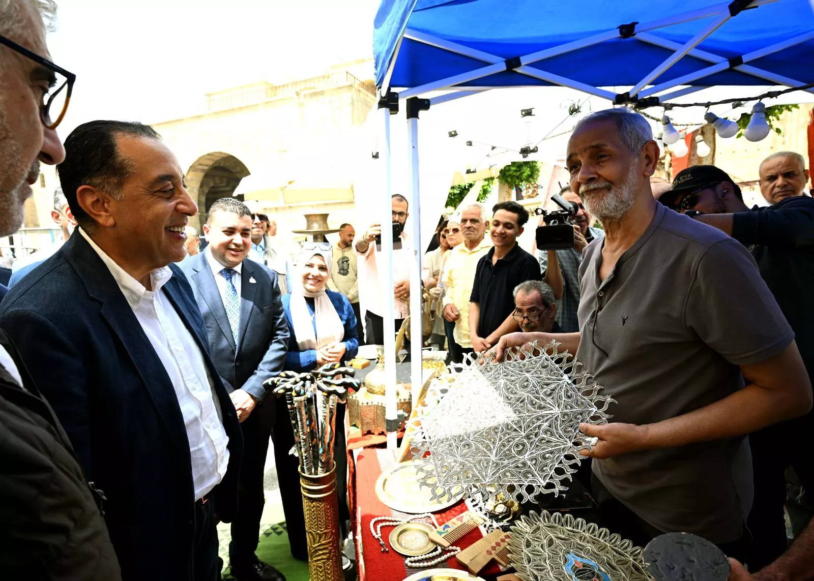 رئيس الوزراء يتفقد معرض الحرف التراثية بشارع المعز