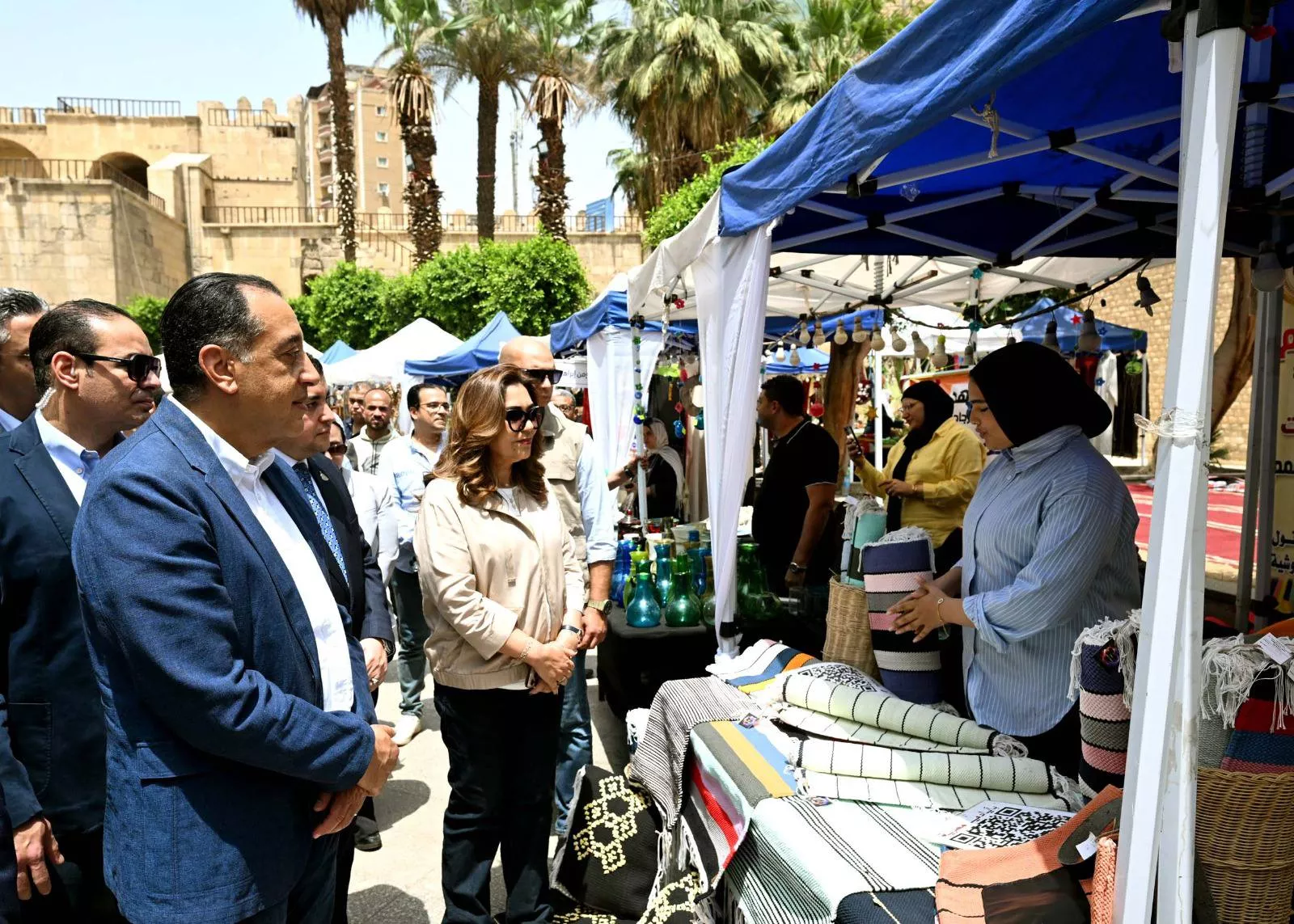 رئيس الوزراء يتفقد معرض الحرف التراثية بشارع المعز