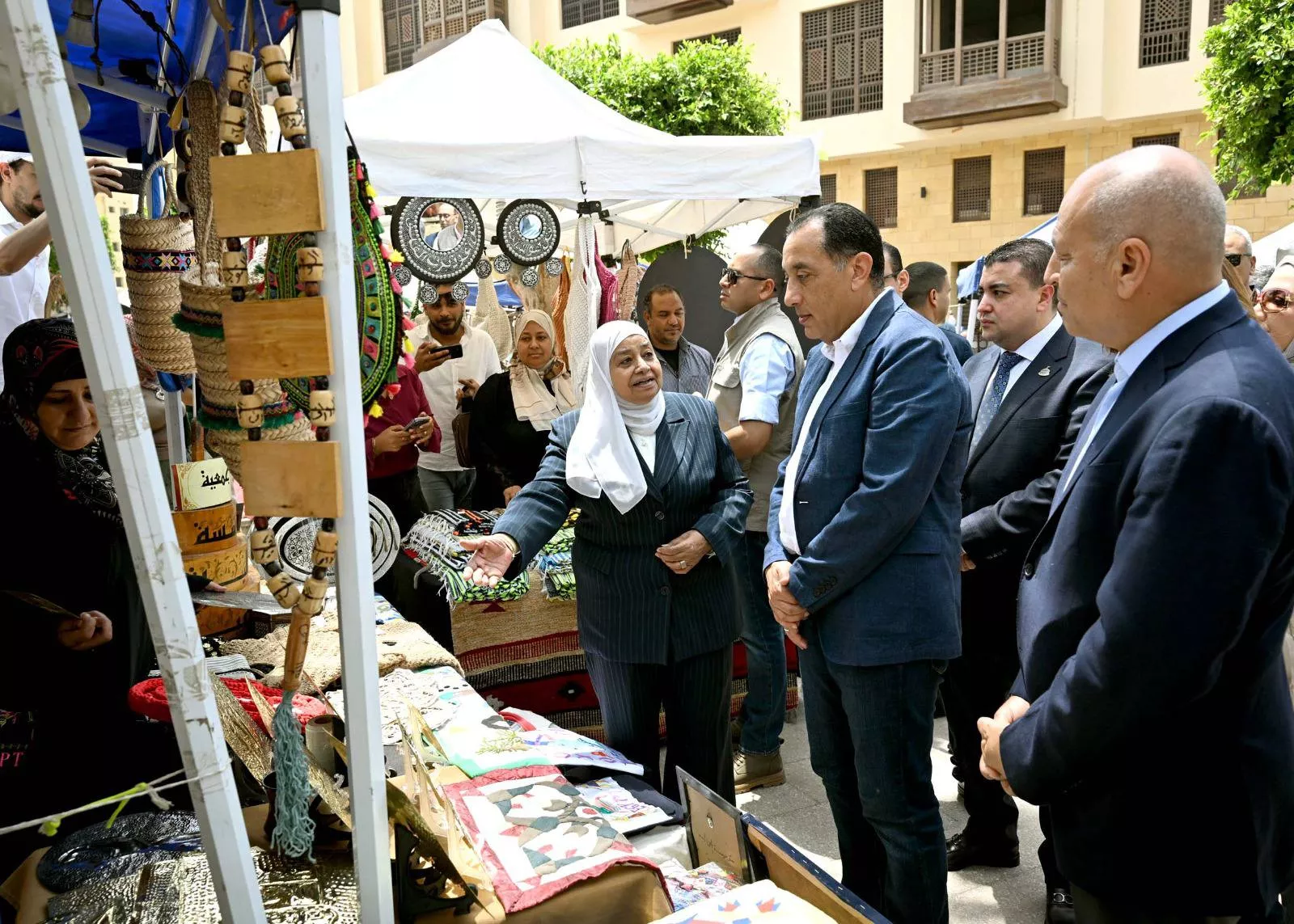 رئيس الوزراء يتفقد معرض الحرف التراثية بشارع المعز