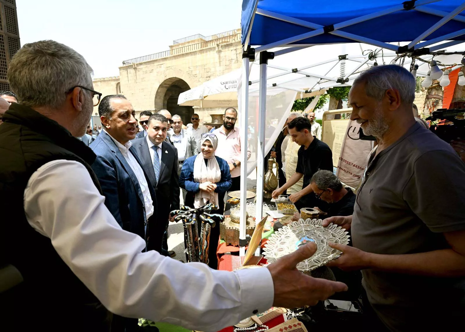 رئيس الوزراء يتفقد معرض الحرف التراثية بشارع المعز