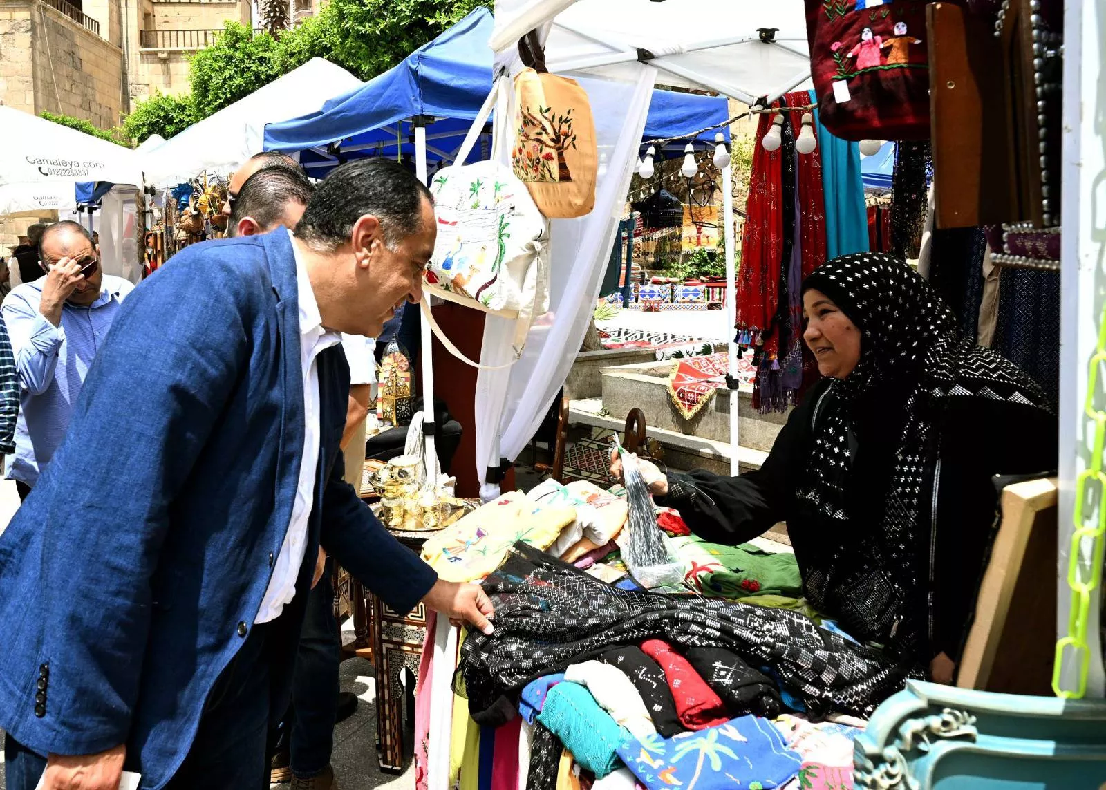 رئيس الوزراء يتفقد معرض الحرف التراثية بشارع المعز