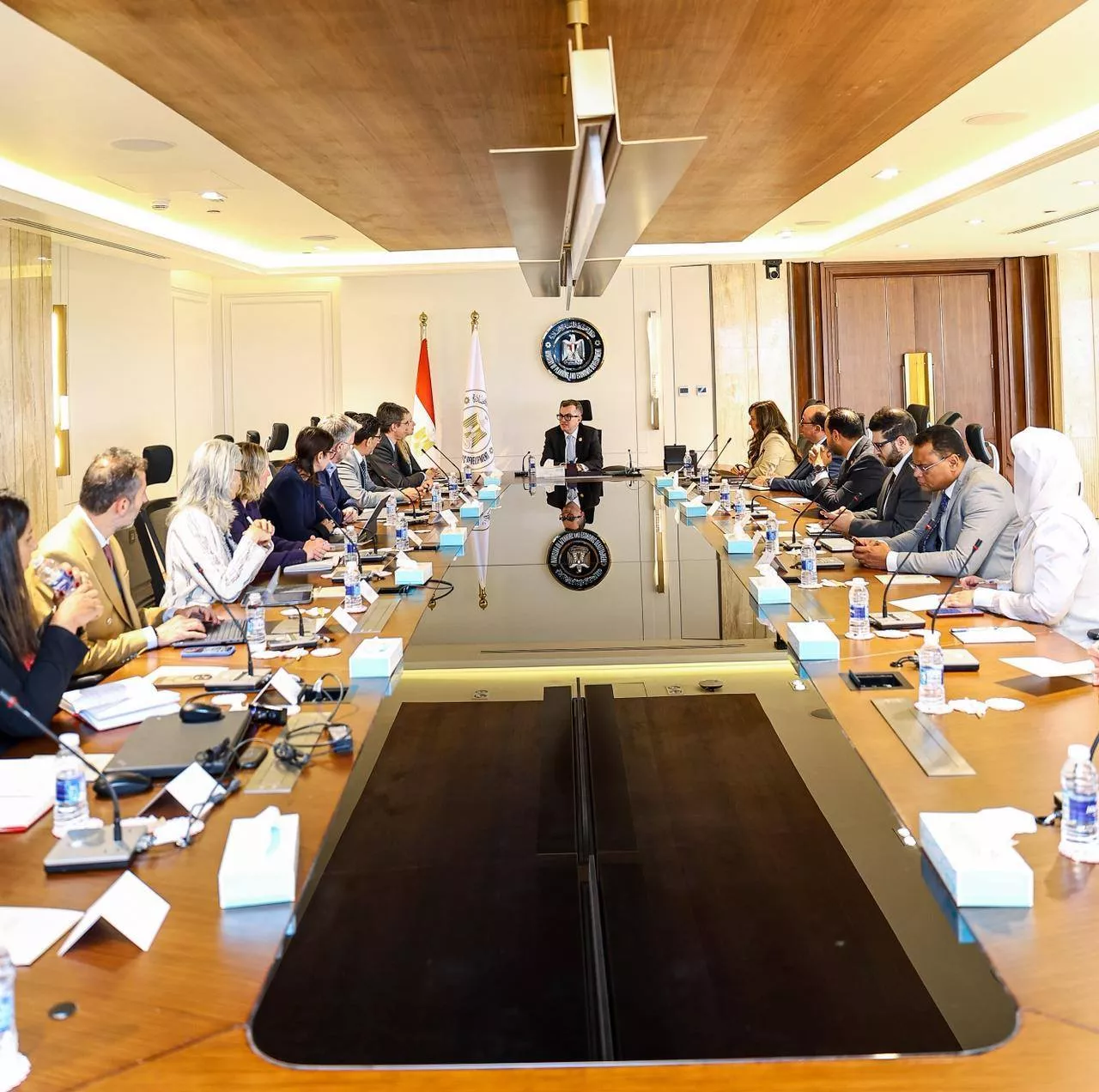 وزير التخطيط يلتقي المدير الإقليمي للبنية التحتية بالبنك الدولي