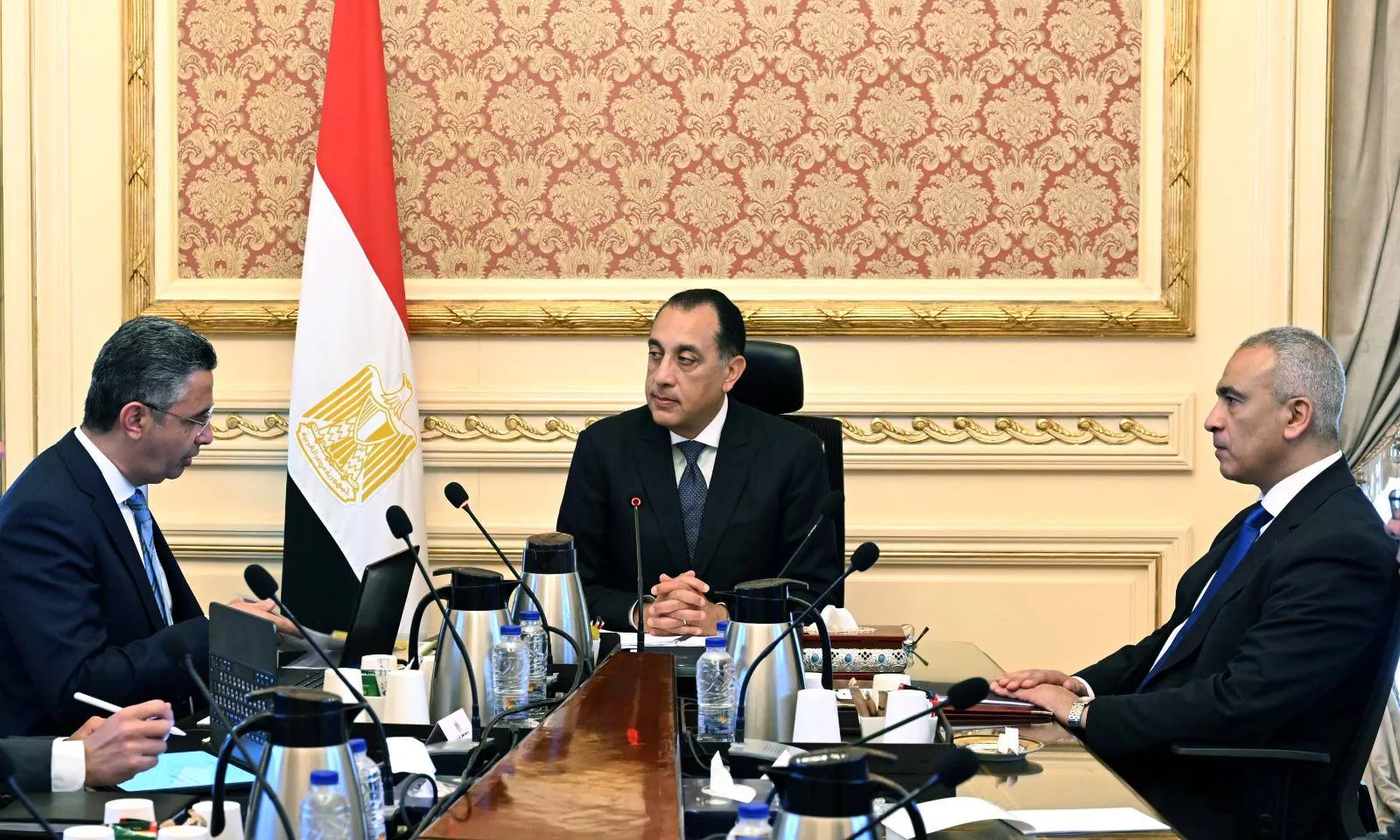 رئيس الوزراء يجتمع مع وزير التموين