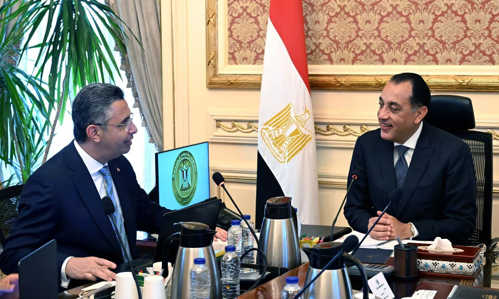 رئيس الوزراء يجتمع مع وزير التموين