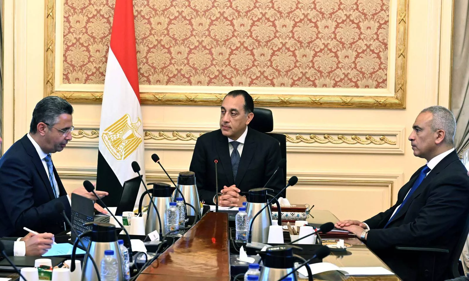 رئيس الوزراء يجتمع مع وزير التموين