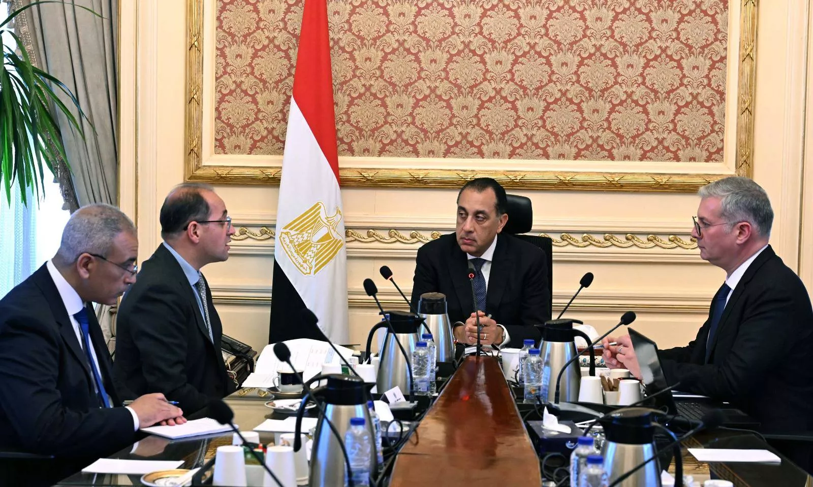 مدبولي يجتمع مع وزيرا المالية والبترول